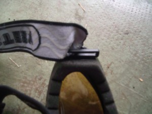Ou alors fixer ce bandeau qui grippe bien mais aux coutures pourries, récupéré sur un masque de cross cher mais à vision déformée et qui occulte la vision latérale.