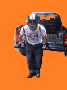 Avec un scarf à damier, tu peux tracter un pick up comme dans le concours de l'Homme le plus fort du Monde!