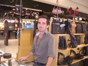 Attention: artisan très sympa avec de l'or dans les doigts et commerçant avec le sourire!