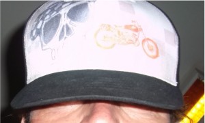 Ma nouvelle casquette: vous vous en foutez? Mais je l'adore: j'ai même conçu un système pour la cliper à ma ceinture quand je roule (pas de tuto, non...)
