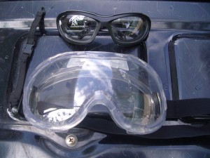 Les lunettes de Rapetou, au-dessus, viennent du même rayon protection, et ont aussi une bride amovible. Une tuerie de confort, mais chez Bike and style, Franck a les mêmes en pliable avec une meilleure vision latérale, pour pas cher en plus. 