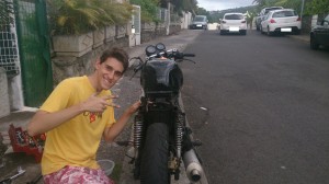 Un pote, une binouze et une disqueuse!