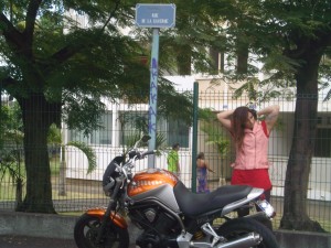 Manuella tente de se pendre au grillage, mais ça marche même pas. Et puis ce serait dommage, après avoir survécu à la route en corniche.