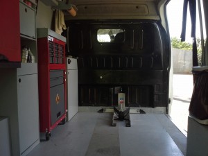 On dirait une chapelle mobile vouée aux HD! Notez les dés en peluche au rétro: Kustom Kulture!