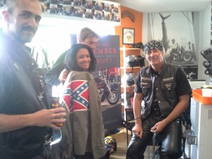 Jimmy n'est pas peu fier du beau drapeau réalisé pour cette jolie bikeuse sudiste!
