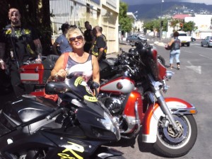 Chez Claymotorcycles.com, on ne rappellera jamais assez la joie d'avoir des copines qui viennent un peu contre balancer toute notre testo et apporter sourires et spontanéité