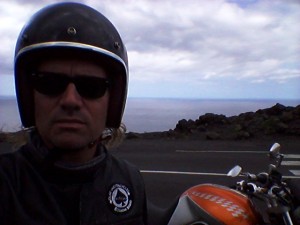 Le motard solitaire en est souvent réduit à faire un pauvre selfy, pour se prouver qu'il existe et ne pas perdre la raison 
