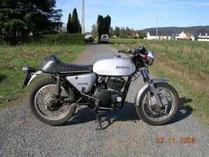ced2ma Benelli Tornado 650 S2 achetée à un tatoueur hollandais à Toulouse. Le moteur était désossé dans un carton, j'ai tout remonté et ça a re-pété en quelques coup de kick. Il manque encore les pots sur la photo.