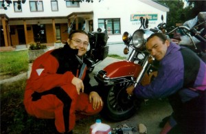 Dépannage de biker autrichien et bout de route ensemble à la roots
