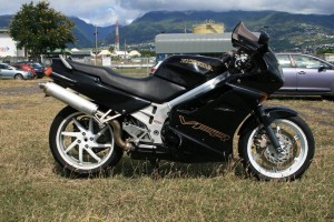 ma VFR 750 de 92 que j'ai emmené et revendu à La Réunion pour acheter ma BMW actuelle