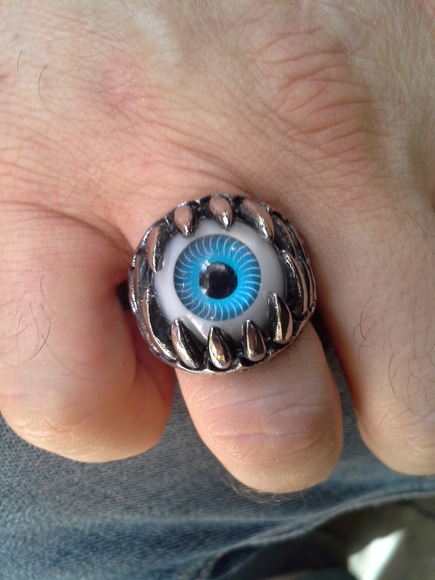 Rahhh, l'oeil du mal ! Trop décalé. J'adore cette bague !