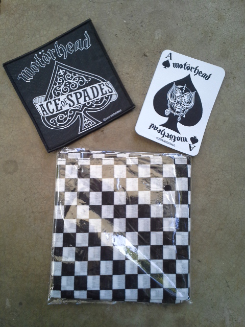 Il est toujours bon d'avoir un bandana café racer d'avance, surtout que ce modèle est en promo.