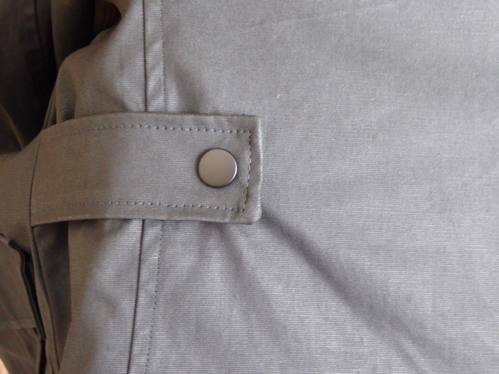 Ce que je préfère: les pattes latérales réglables pour cintrer en mode gabardine près du corps : trop classe ! Pour les bedaines, possibilité de laisser en mode baggy ;-)