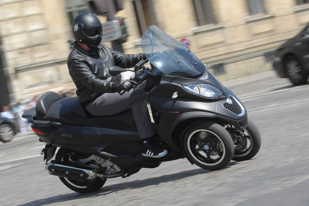 Ne riez pas ! Ce truc fait 500 cc avec un pauvre permis auto, et les jeunes motards se trainent sur des meules bridées.