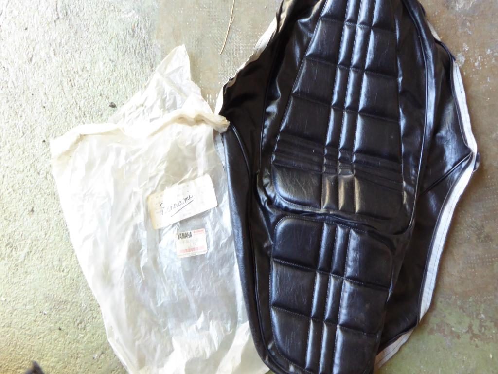 Une housse de Yam scellée sous plastique depuis 1990, date de sa sortie d'usine au Japon. Quand j'ai ouvert 25 ans plus tard, ça entait le neuf ! Mieux que Toutankhamon! Mais les fausses coutures synthétiques, bof...